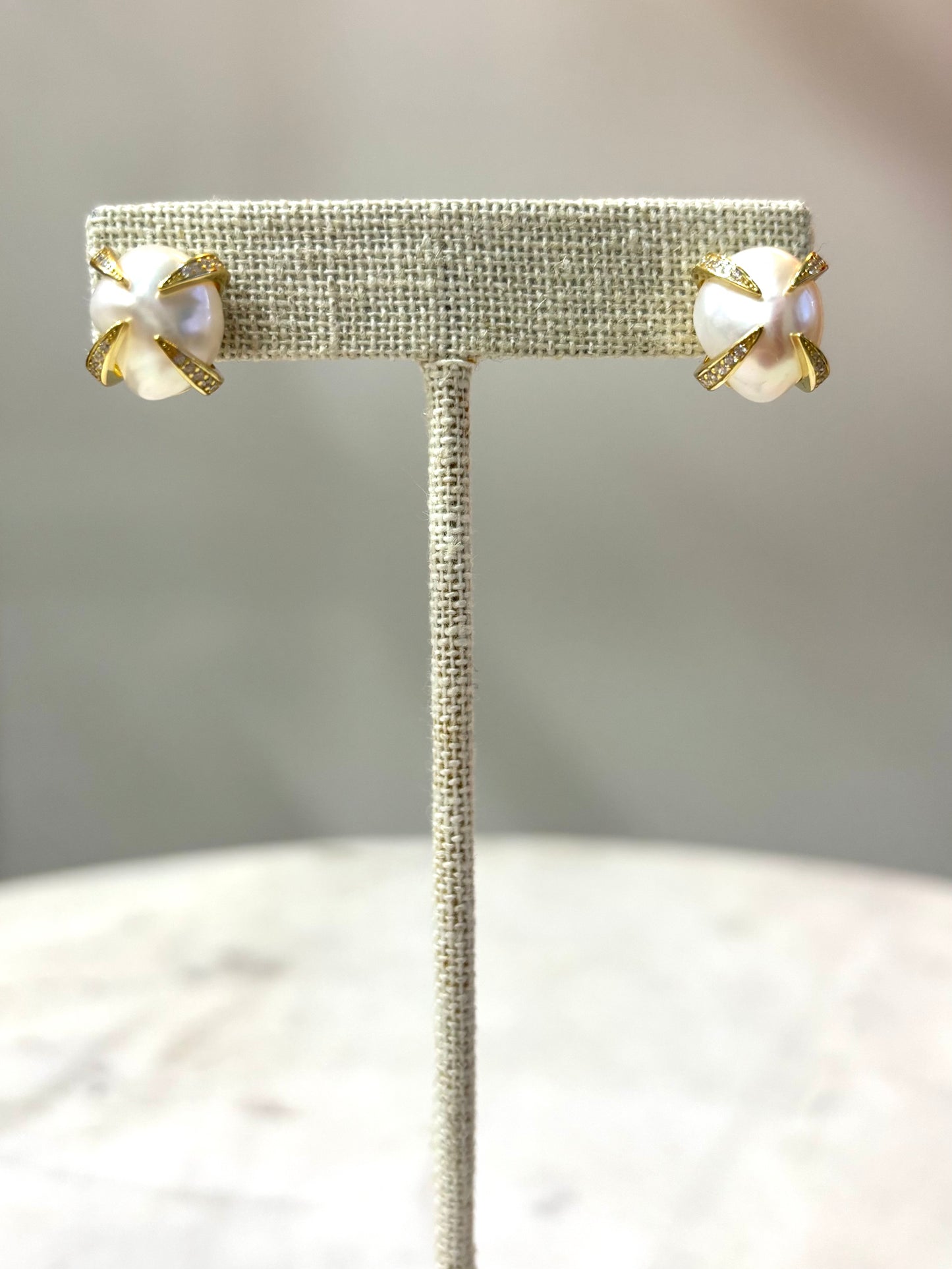 Pearl Claw Stud